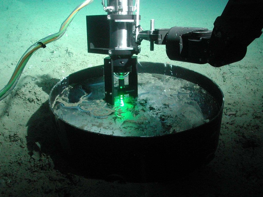 شناسایی مواد با رامان پرتابل در اعماق دریا